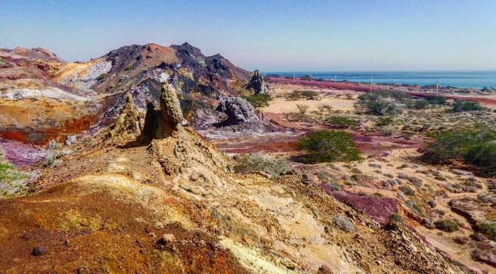 Slikovita pokrajina geološkega bisera Irana, otoka Hormuz.