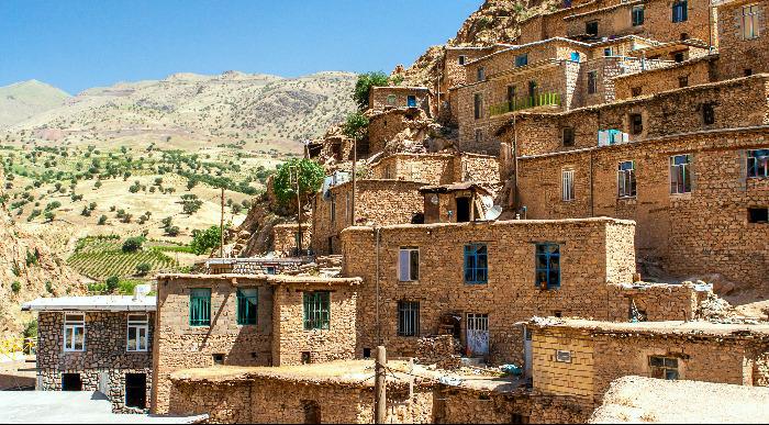 Stare kamnite hiše, zgrajene ena na drugi v vasici Palangan. 