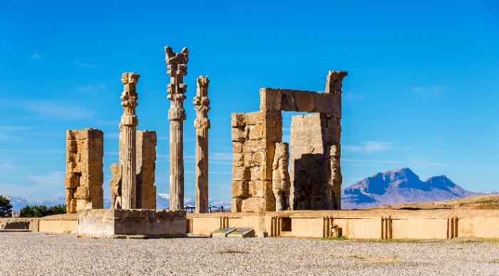 Ostanki starodavnih stebrov lepo prikazujejo perzijsko arhitekturo.