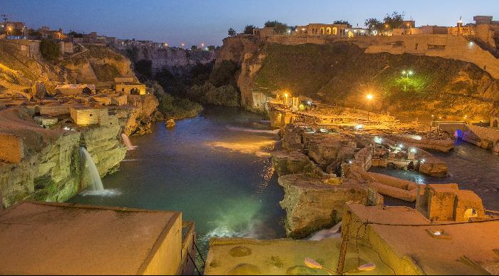 Čarobnost zgodovinskega mesta s starimi vodnimi strukturami, simbol tehnične spretnosti preteklih obdobij.