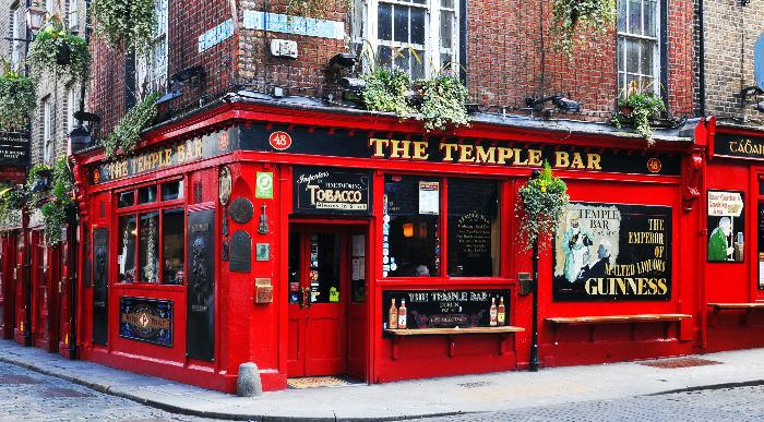 Prepoznavna rdeča barva krasi najbolj znan pub v Dublinu.