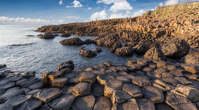 Edinstvene bazaltne formacije ob sončnem zahodu so impresivne.    