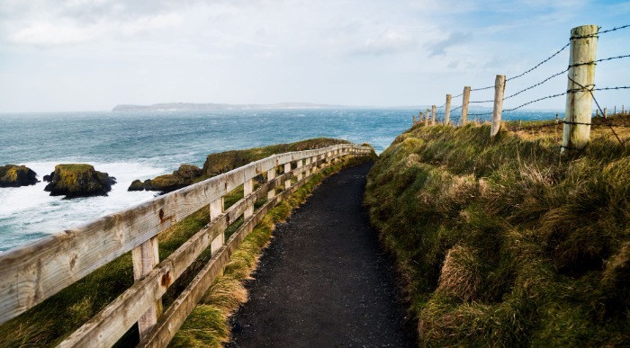 Sprehajalna steza ob morski obali na severni Irski. 