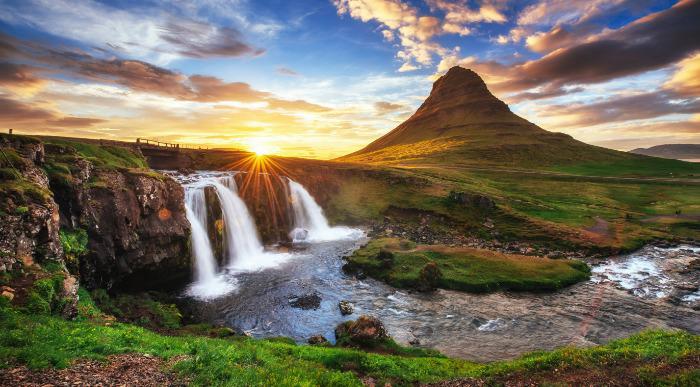 Čarobna svetloba vzhajajočega sonca osvetljuje islandsko pokrajino. 