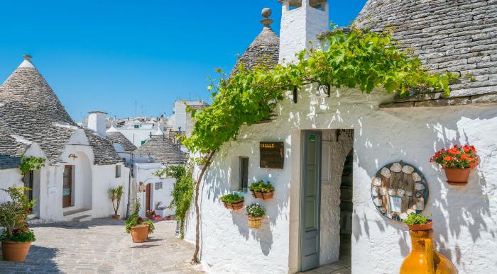 Tipične Trulli hiše s koničastimi strehami in ulice Arbelabella