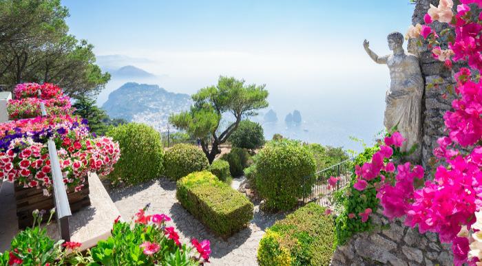 Urejen vrt s pisanimi rožami in razgledna točka na otoku Capri. 