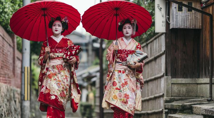 Skrbno namazane gejše na sprehodu po mestu. 
