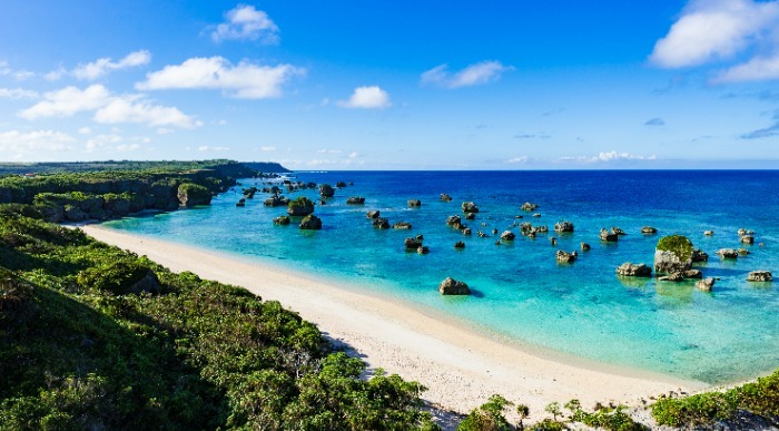 Tropska plaža na Okinavi z belim peskom in kristalno čistim morjem