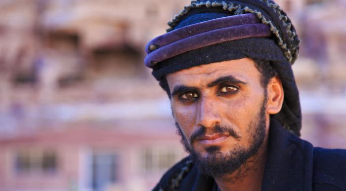 Rjavooki beduin v Jordaniji, s tipičnim pokrivalom.