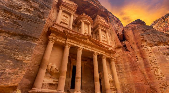 Simbol Jordanije, mesto Petra izklesano v skalo. 