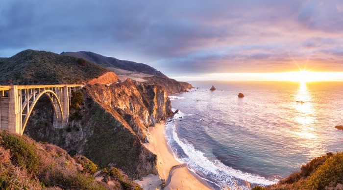 Fotogeničen most Bixbay Creek na obali Big Sur, ob sončnem zahodu. 