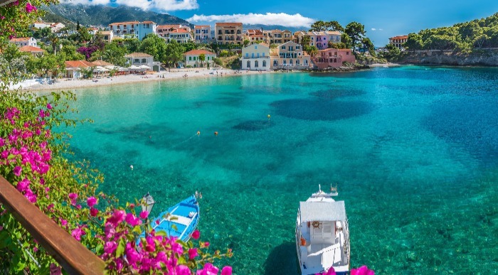 Mirna gladina zaliva Assos na Kefaloniji. 