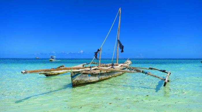 Piroga na kenijski peščeni plaži.