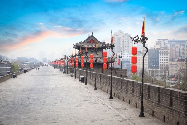 Sprehajalna pot po obzidju kitajskega mesta Xian.