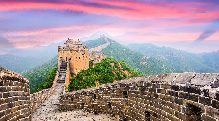 Kitajski zid v vijola odtenkih zahajajočega sonca. 