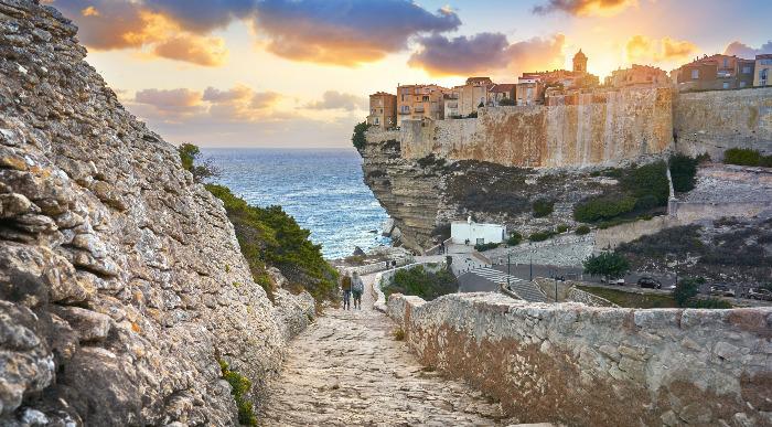 Mesto Bonifaccio na Korziki se dviguje nad gladino morja. 