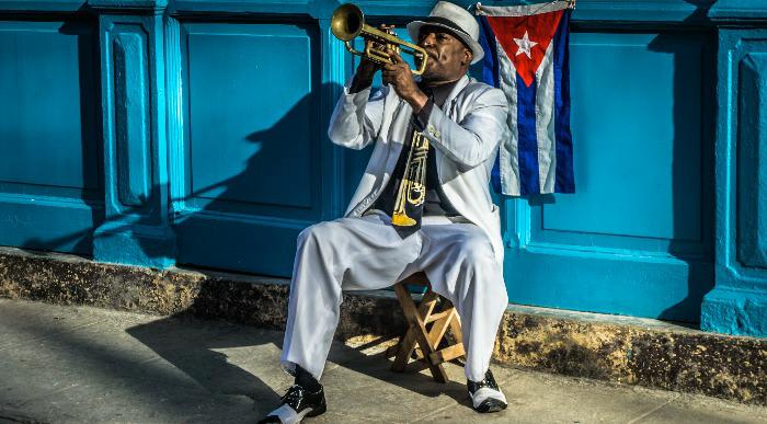 Trobentač na ulici v Havani. 