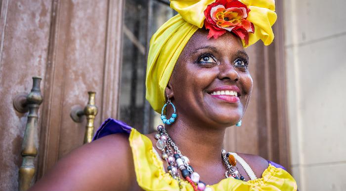 Domačinka Kube z rumenim pokrivalom.