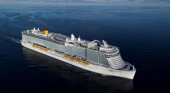 Ladja Costa Toscana pluje po morju