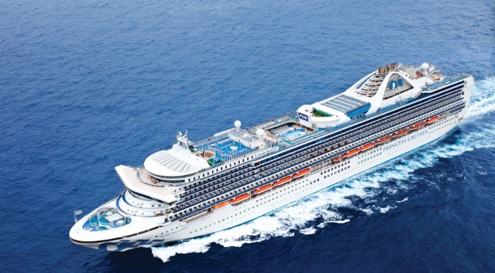 Ladja Grand Princess pluje po morju