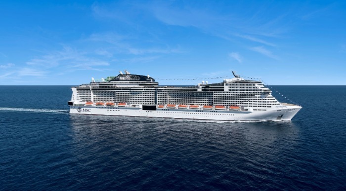 Ladja MSC Grandiosa pluje po morju
