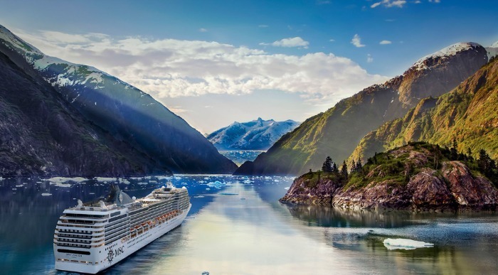 Ladja MSC Poesia pluje po Aljaski