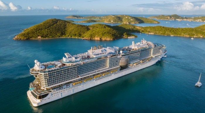 Ladja Crown Princess pluje ob zelenem otoku St. Thomas v Ameriških Deviških otokih na Karibih