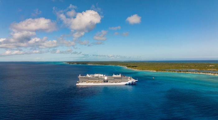 Ladja pluje proti karibskemu otoku