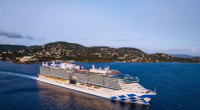 Ladja Star Princess pluje ob obali karibskega otoka v večerni svetlobi