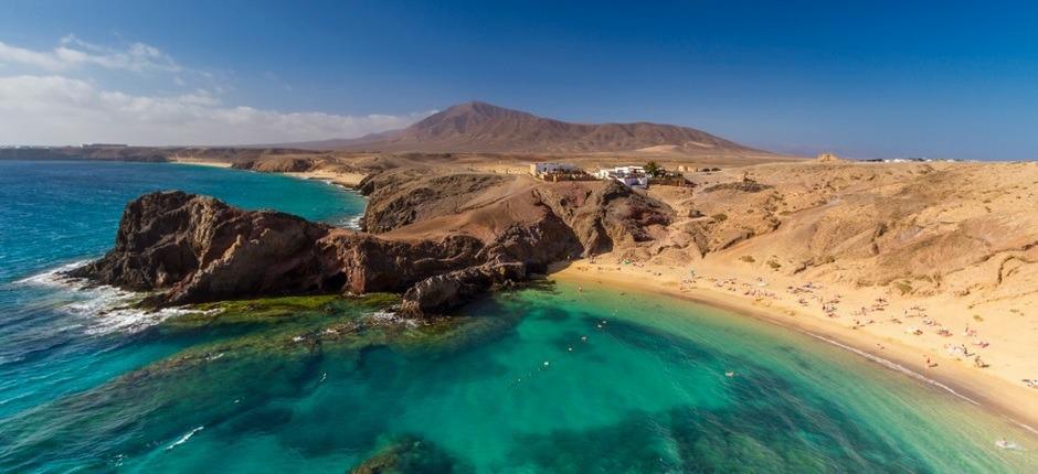 Kristalno čisto morje ob peščeni plaži, na sončnem otoku Lanzarote.