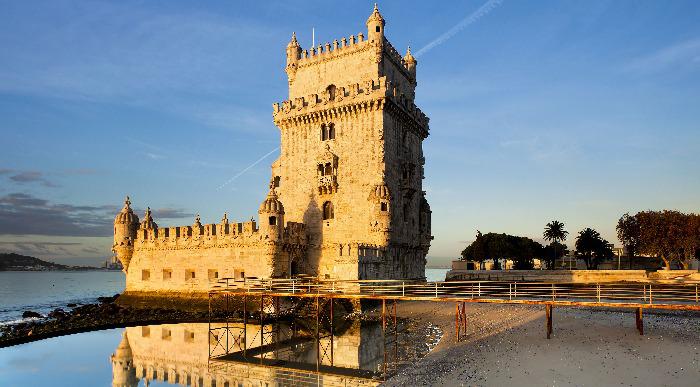 Starodavni stolp Belem na obali Lizbone. 