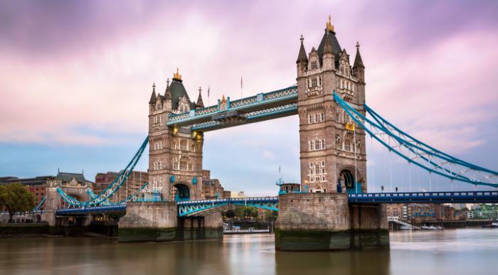 Prepoznavni znak Londona,Tower Bridge, se bohoti nad Temzo.
