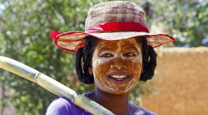 Madagaskar –  malgaška ženska s tradicionalno masko-poslikavo na obrazu _251547193