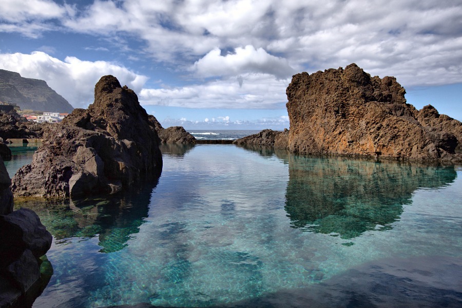 Skalne formacije obkrožajo naravni bazen na Madeiri. 