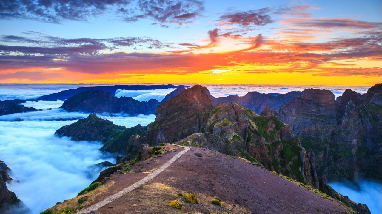 Sprehod nad oblaki, ob sončnem zahodu na Madeiri. 