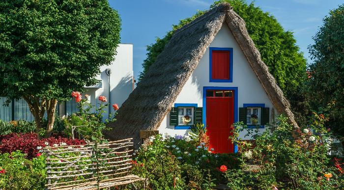 Tradicionalna koča s slamnato streho na Madeiri. 