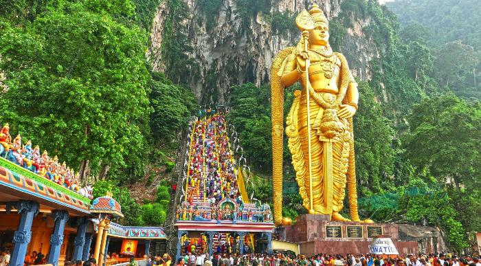 Zlato obarvan kip Murugan, v vsej svoji veličini pred Batu jamami. 