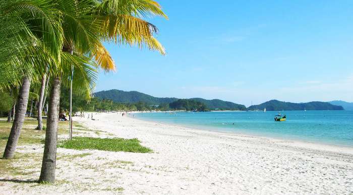 Peščena plaža Cenang s palmami in turkiznim morjem na otoku Langkawi v Maleziji