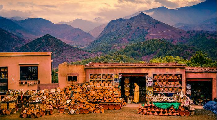 Prodajalna lončenih posod v gorovju Atlas. 