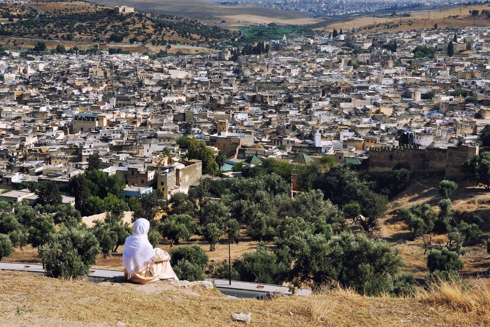 Z okoliškega griča se odpira pogled na mesto Fez.