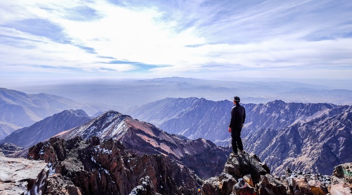 Pogled z vrha gore Toubkal na gorovje Atlas vzame sapo. 