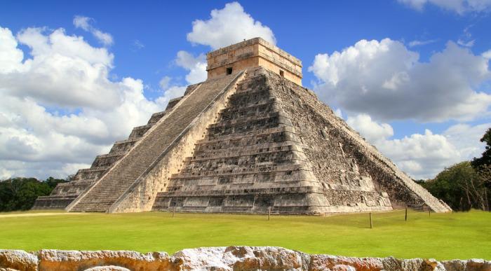 Izstopajoč, stopničast dizajn piramide, v Chichen Itzi v Mehiki. 