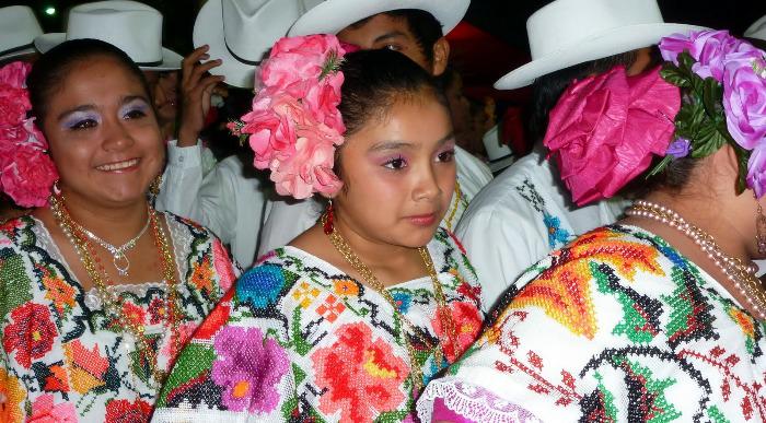 Nasmejane ženske v tradicionalnih rožno obarvanih mehiških oblačilih