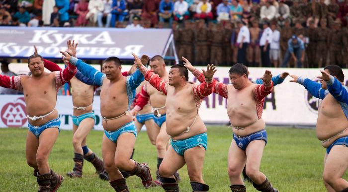 Rokoborci na festivalu Naadam v Mongoliji.