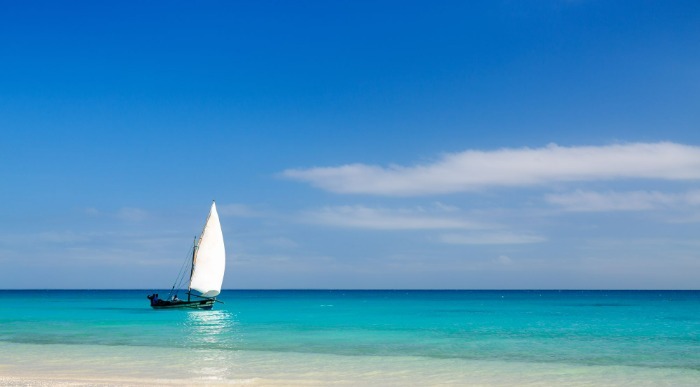 Plutje osamljene ladjice po nebeško modrem morju. 