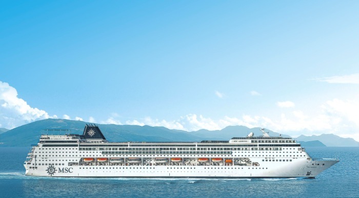 MSC Armonia pluje