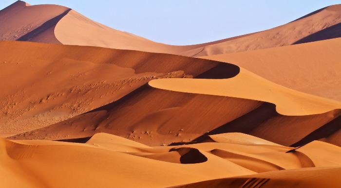 Ovinkaste linije peščenih sipin puščave Namib.  