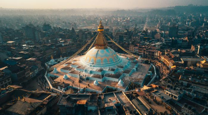 Zlati vrh Boudhanath Stupa,se dviguje nad mestom.