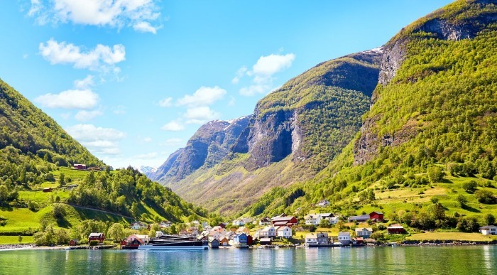 Norveska-majhna-vasica-blizu-flama