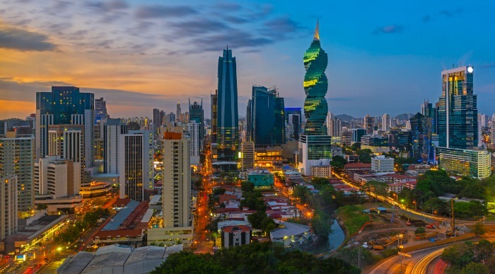 Panama city, moderno središče mesta ob zlatem sončnem zahodu.